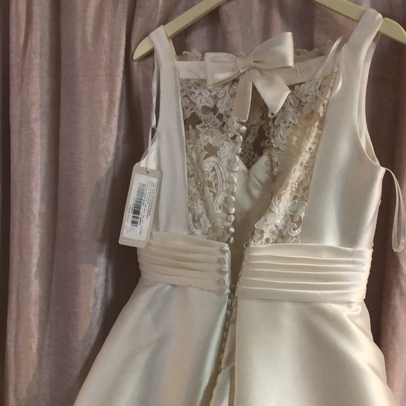 Beautiful off white gown - Picture 2 of 3